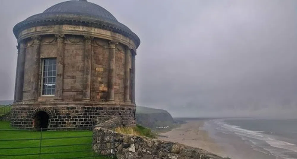 Храмът Mussenden, който стои на ръба на скала над океанските води