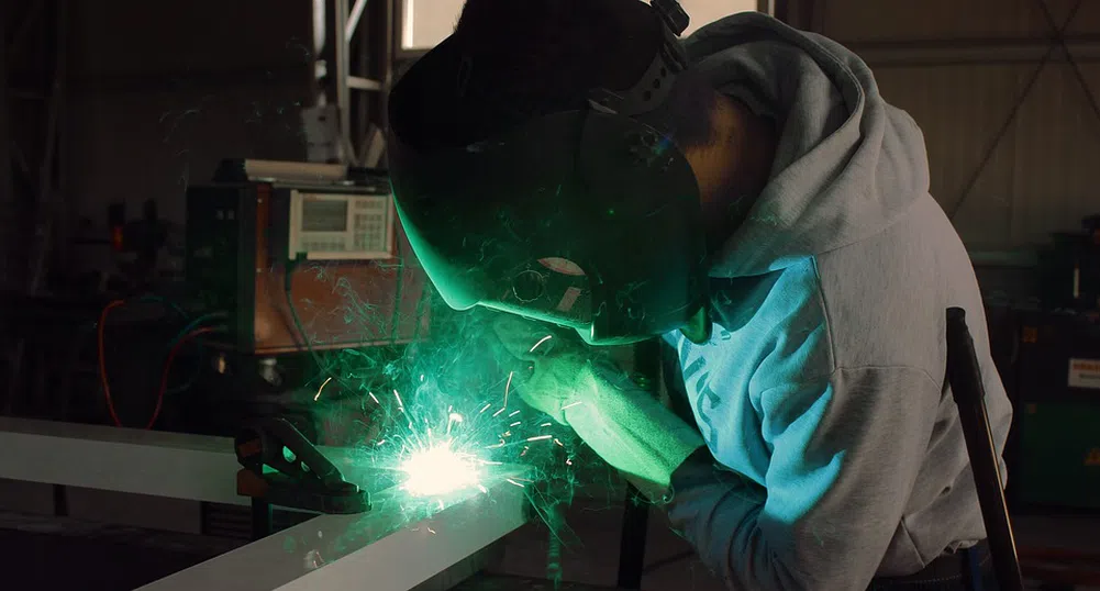 Месечен ръст и годишен спад в промишленото производство за август