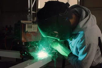 Месечен ръст и годишен спад в промишленото производство за август