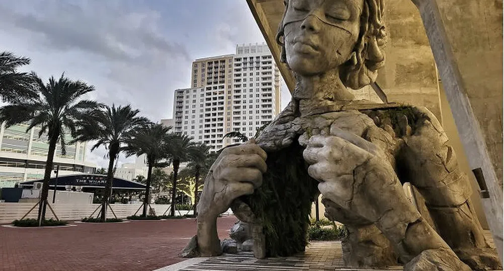 Уникалната скулптура, показваща жена, която разкъсва гърдите си (снимки)