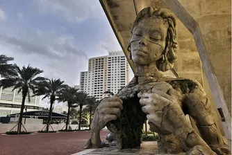 Уникалната скулптура, показваща жена, която разкъсва гърдите си (снимки)