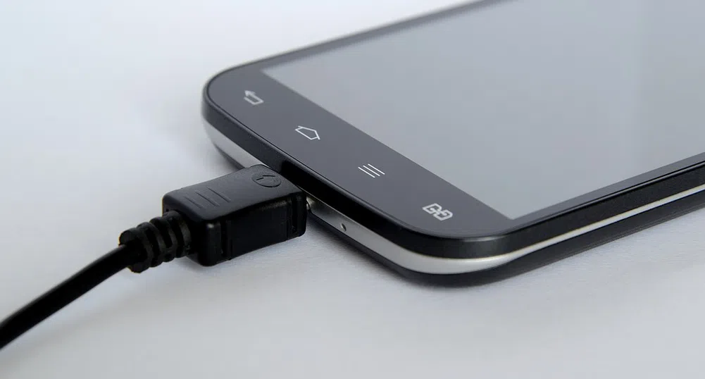 Как кабелът за зареждане на телефона ни следи