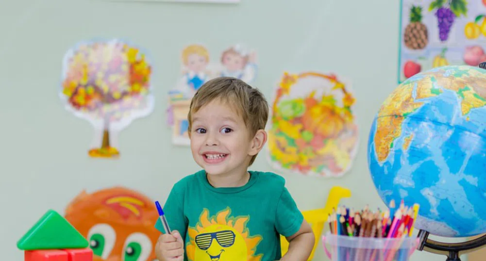 Близо 60 000 семейства на първокласници и осмокласници с еднократна помощ