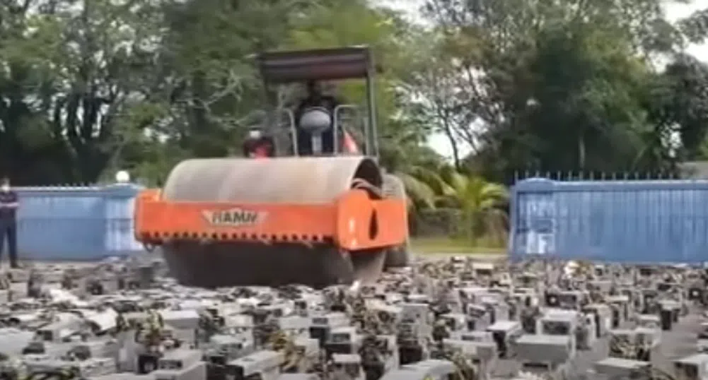 Полицията в Малайзия гази с валяк компютри за добив на криптовалута (видео)