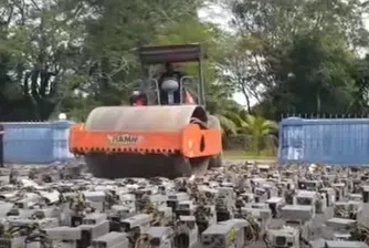 Полицията в Малайзия гази с валяк компютри за добив на криптовалута (видео)