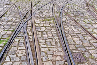 Ремонтират релсите по маршрута на трамваи 10 и 11