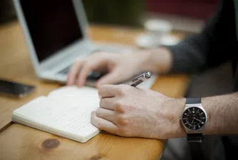 Пускат швейцарски луксозен часовник с вграден портфейл за биткойн