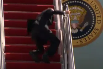 Джо Байдън залитна, докато се качваше в президентския самолет