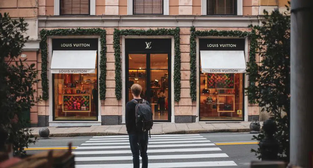 Служители в луксозния бранш продават по-скъпи чанти от годишната си заплата