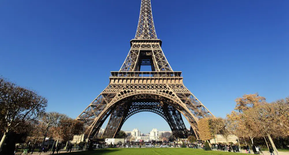 Айфеловата кула през вековете и 10-те ѝ най-важни модификации