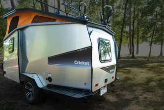 Леко ремарке-кемпер предлага място за 4-членно семейство