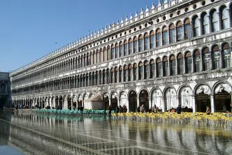 Венеция под вода след най-високия прилив от 50 години насам