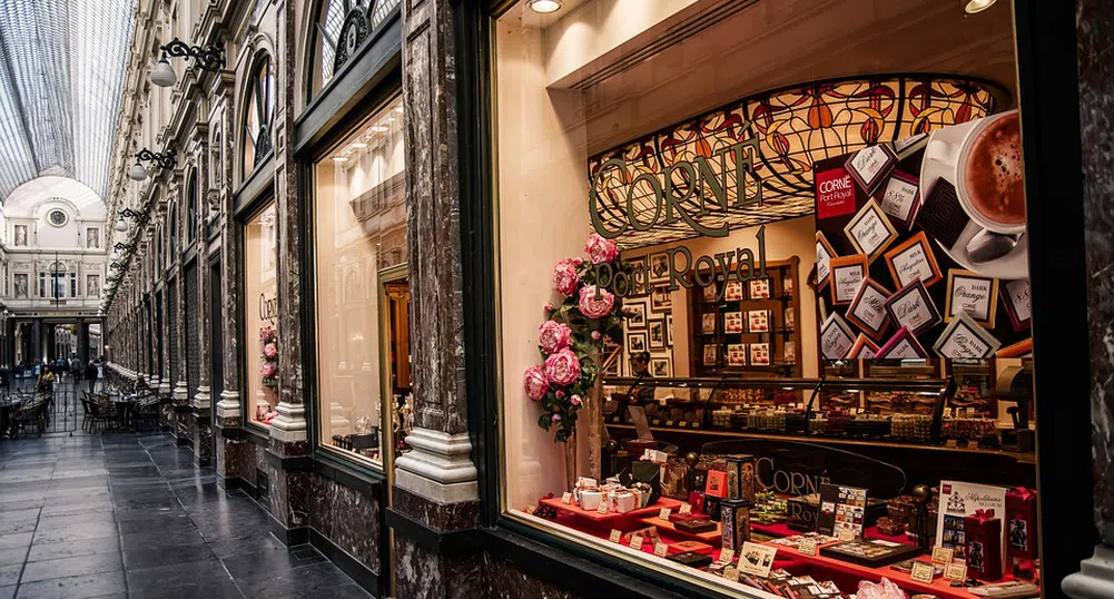 Белгия затваря училищата, посещение на магазин само със записан час