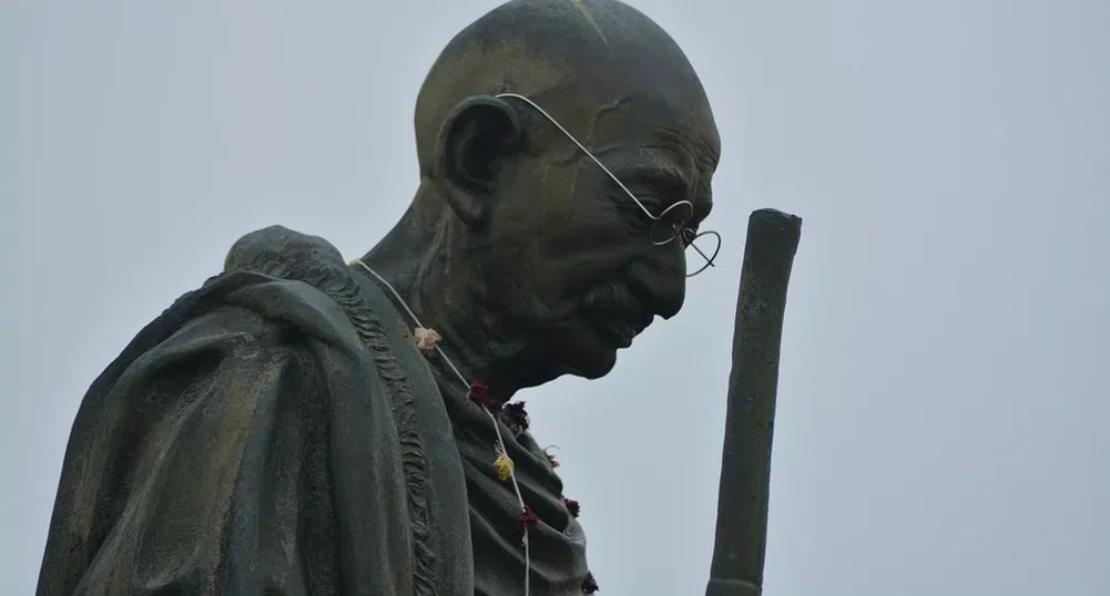 Продадоха на търг очила на Махатма Ганди за 289 000 евро