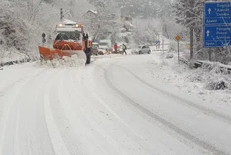 Над 50 снегорина чистят пътищата в Смолян (снимки)