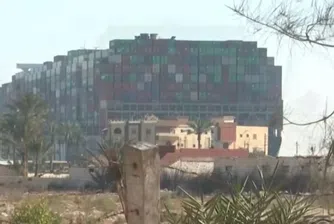 Вече близо 370 кораба не могат да преминат през Суецкия канал