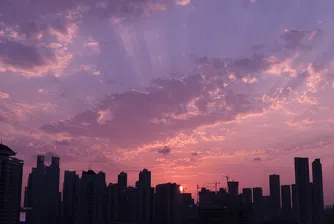 Невероятен вертикален град расте край залива на китайски град (снимки)