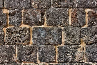 Селото, разделено на две от стена