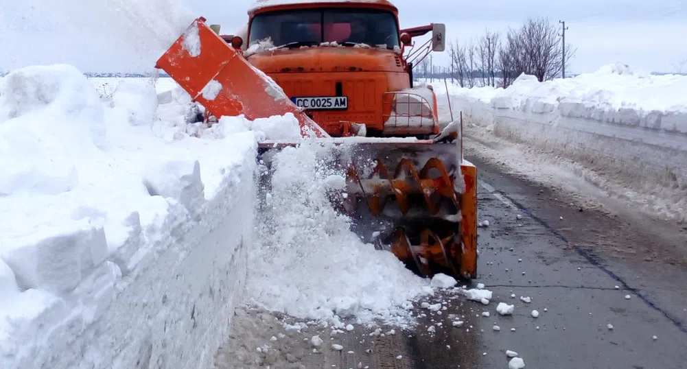 Близо 900 машини обработват републиканските пътища