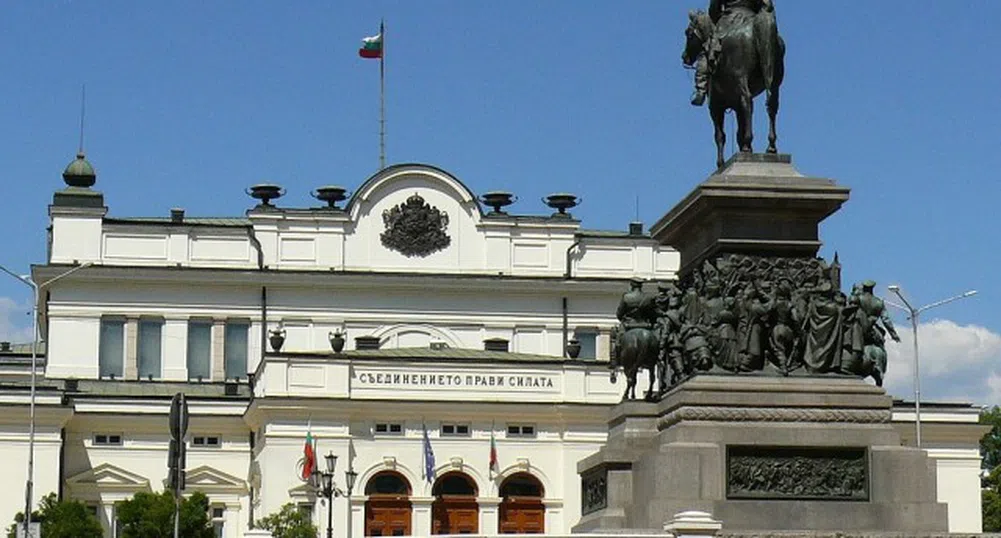 Възобновяват движението по жълтите павета пред НС