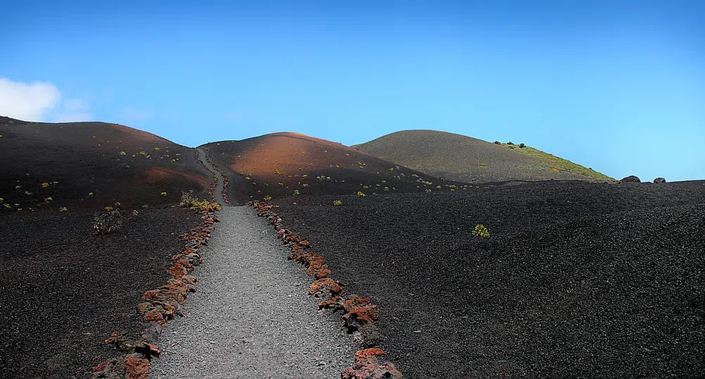 Вулканът на Ла Палма погълна около 100 къщи (видео)