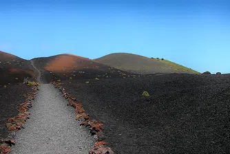 Вулканът на Ла Палма погълна около 100 къщи (видео)