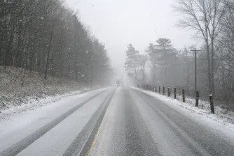 АПИ:Не тръгвайте с летни гуми към планинските проходи. Вали сняг!