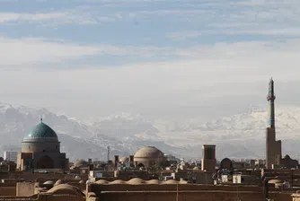 Мъж прегази две жени в Иран, не били забулени