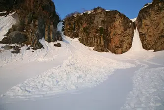 Лавина падна в Швейцария, има затрупани