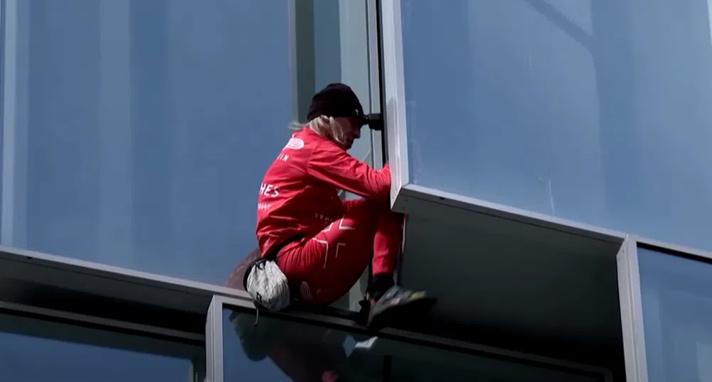 От 38-ия етаж: Френският Спайдърмен призова Макрон да слезе на земята