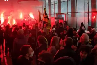 Протестиращи щурмуваха офиса на Euronext в Париж с крясъци и факли (Видео)