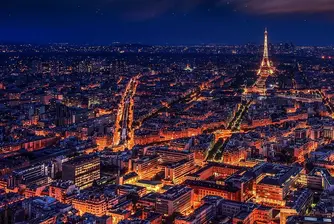 Кола се вряза в пицария в Париж, загина дете