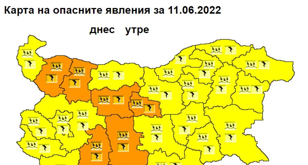 Оранжев код за осем области утре, продължава да вали