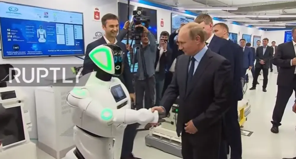 Робот-беглец се ръкува с Путин