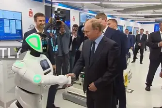 Робот-беглец се ръкува с Путин