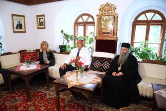 Глобяват премиера и журналистите без маски в Рилския манастир