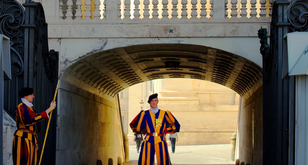 Осъдиха кардинал Бечиу на 5,5 години за финансови измами във Ватикана