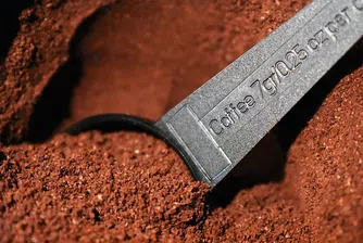 Учени създават 30% по-здрав бетон чрез използвана утайка от кафе