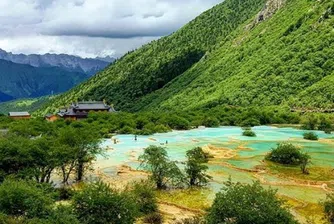 Терасовидни горещи извори се простират на 3 км и сменят цвета си