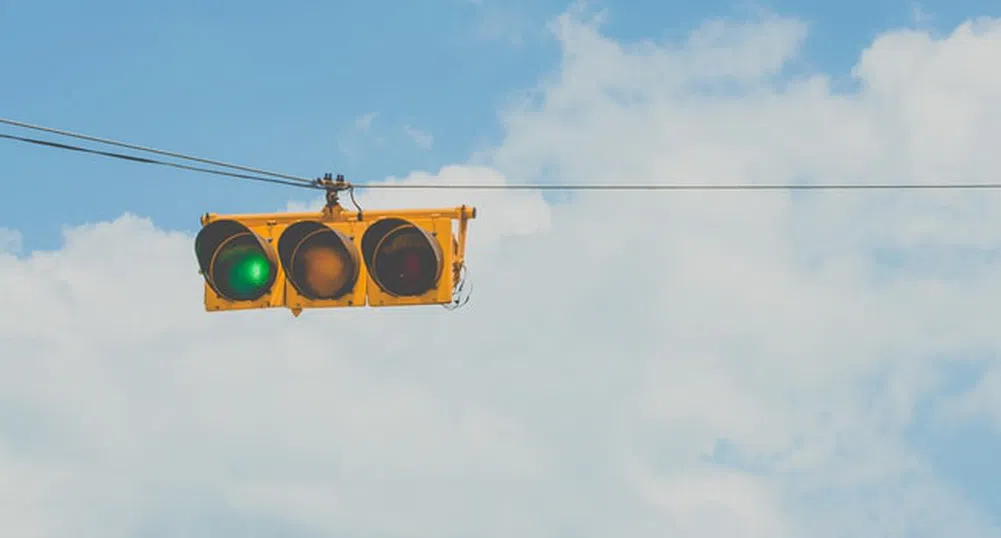Ето защо светофарите светят в червено, жълто и зелено