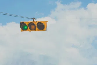 Ето защо светофарите светят в червено, жълто и зелено