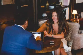 Тя получава между 15 и 75 000 долара, за да сватосва клиентите си