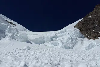 Видео показа лавина, която се спуска над туристи в Киргизстан