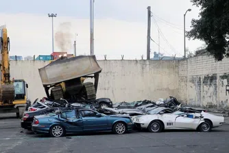 Да унищожиш демонстративно 30 скъпи автомобила
