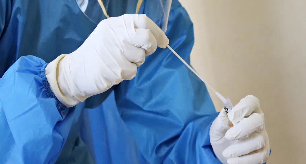 Нов рекорд на заразените с COVID-19, 40% от тестовете са положителни