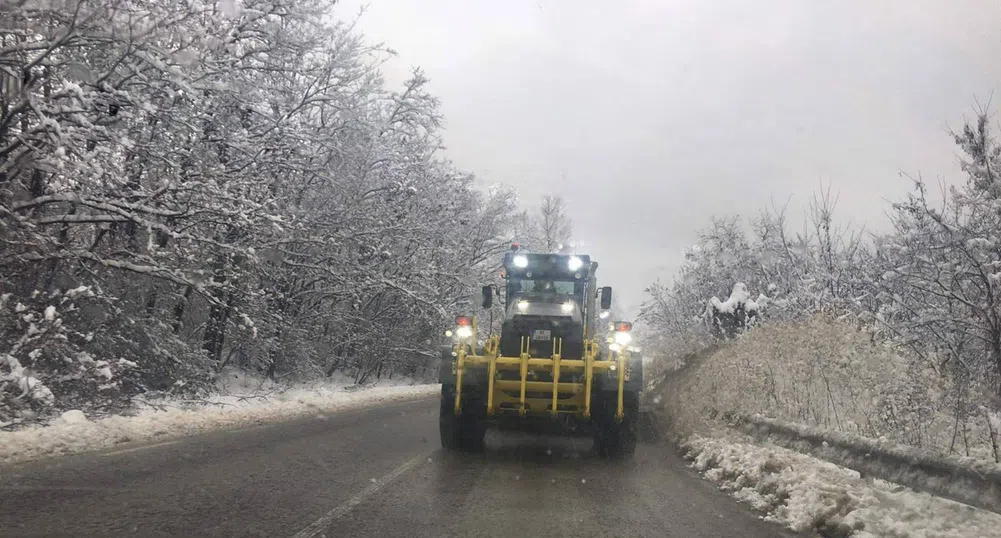 544 машини са обработвали републиканските пътища през нощта