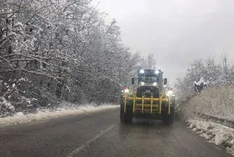 544 машини са обработвали републиканските пътища през нощта