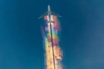 Защо понякога самолетите оставят цветна следа в небето?