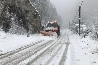 Близо 530 снегорини почистват пътищата у нас