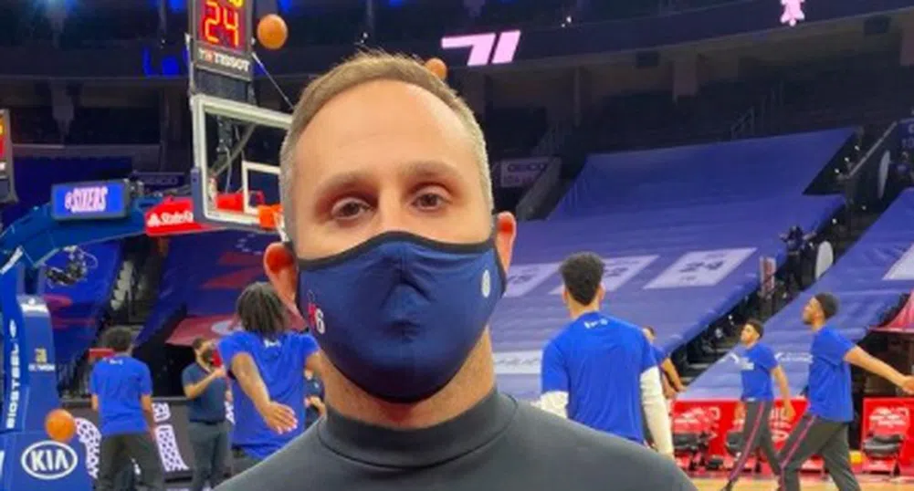 Милиардерът, който произвежда спортни фланелки и става все по-богат